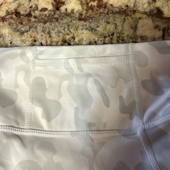 🔥3/$10🔥New Houmous light grey camouflage leggings- XS - Picture 9 of 11